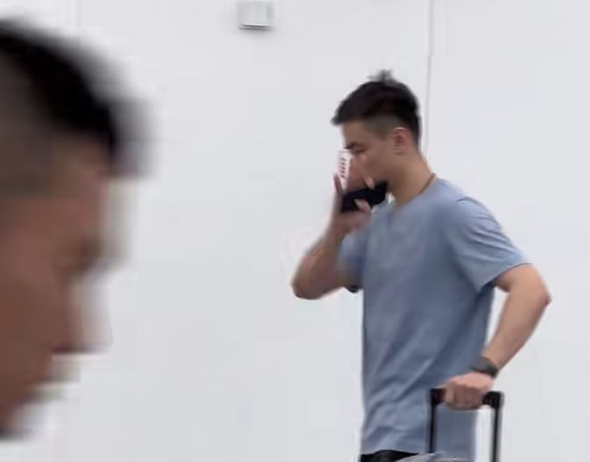 辽宁男篮抵达杭州受球迷热情迎接 赵继伟暖心互动付豪状态回暖