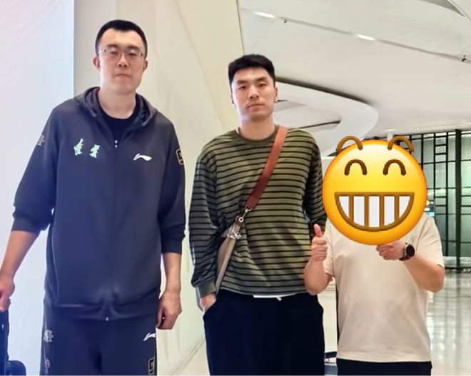 辽宁男篮抵达杭州受球迷热情迎接 赵继伟暖心互动付豪状态回暖