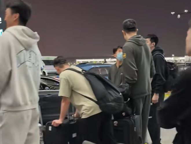辽宁男篮抵达杭州受球迷热情迎接 赵继伟暖心互动付豪状态回暖