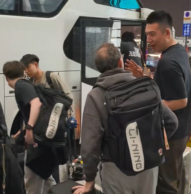辽宁男篮抵达杭州受球迷热情迎接 赵继伟暖心互动付豪状态回暖