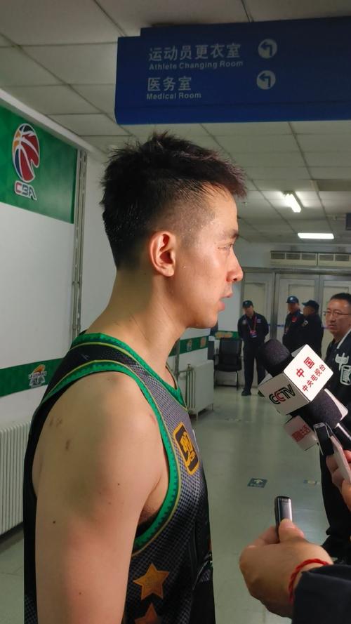 辽宁男篮抵达杭州受球迷热情迎接 赵继伟暖心互动付豪状态回暖