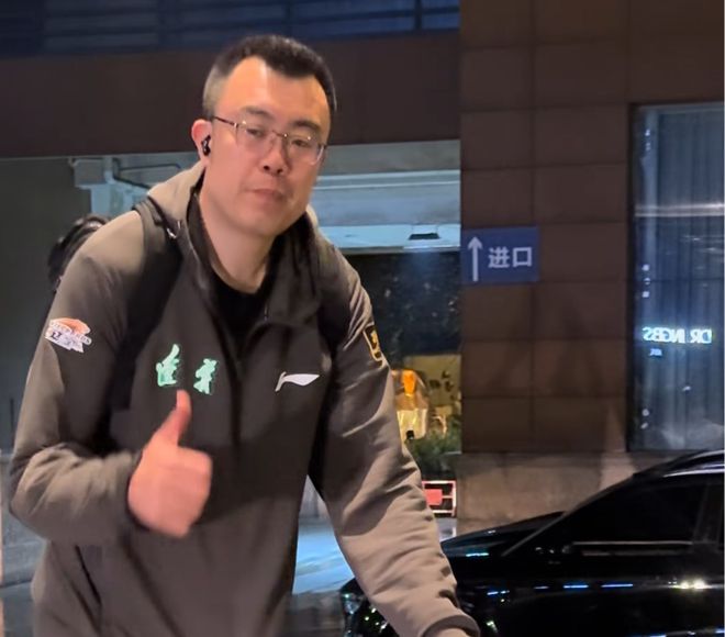 辽宁男篮抵达杭州受球迷热情迎接 赵继伟暖心互动付豪状态回暖