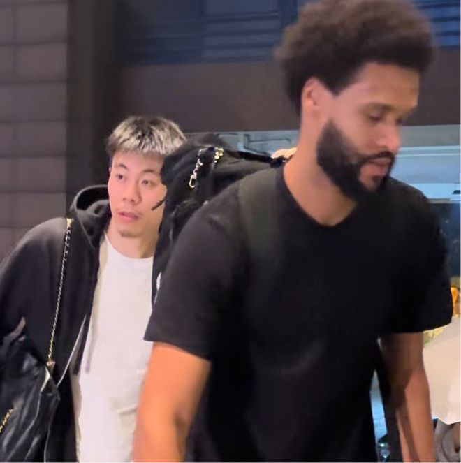 辽宁男篮抵达杭州受球迷热情迎接 赵继伟暖心互动付豪状态回暖