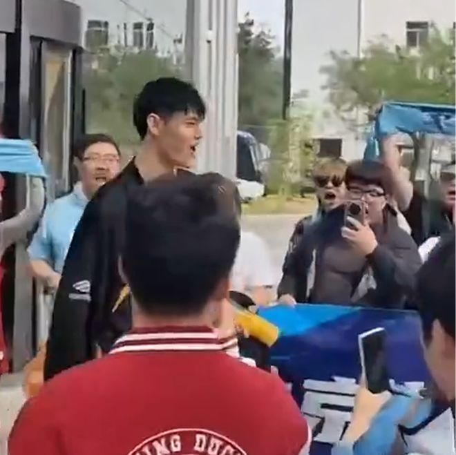 北京男篮启程太原备战四强赛，曾凡博恢复良好获球迷热情送行
