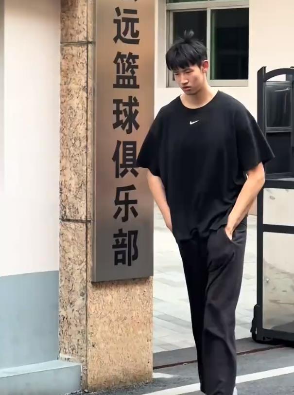 广东队新星黄明依离队回家引关注 球迷期待下赛季表现