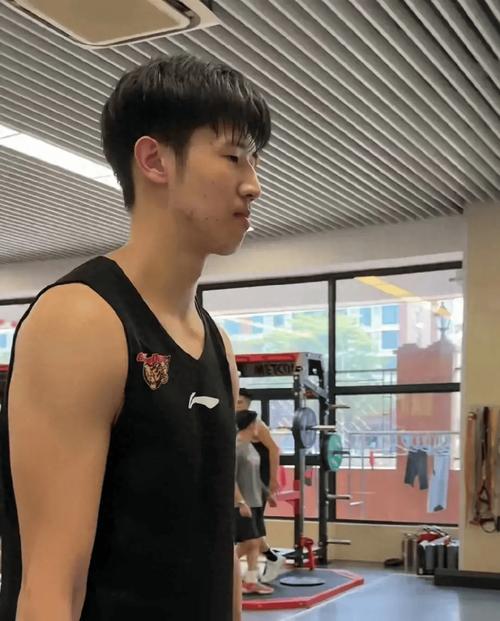 广东队新星黄明依离队回家引关注 球迷期待下赛季表现