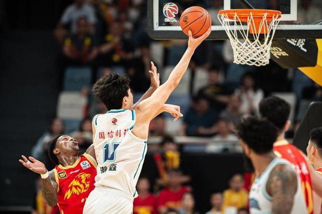 杨瀚森冲击NBA心路历程：未满20岁中国男篮国手如何立足美职篮