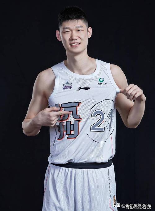 广厦男篮主场109-90大胜辽宁男篮，王博带队压制卫冕冠军，胡金秋15分5篮板