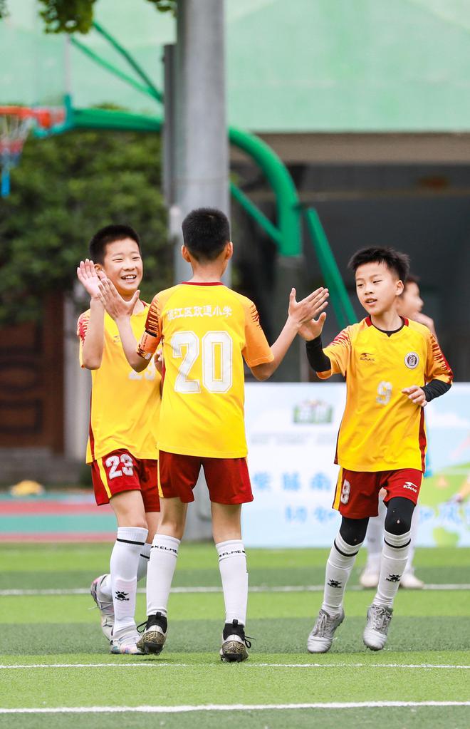 首届苗地杯成都青少年足球挑战赛四强诞生 沙湾路小学等校晋级