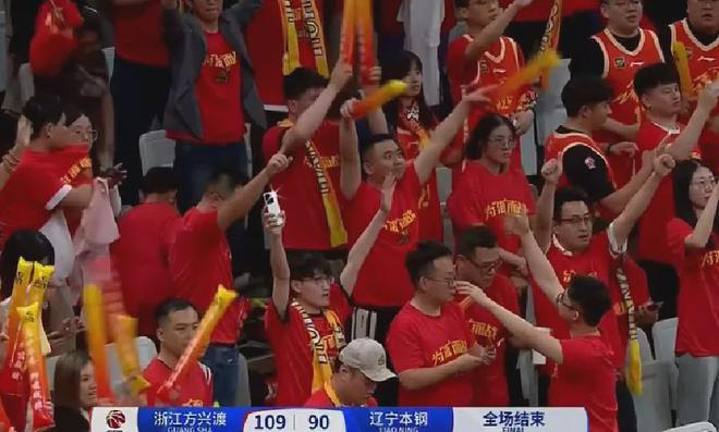 半决赛G1广厦爆杀辽宁1-0领先，孙铭徽崴脚张镇麟失常，卫冕冠军遭遇滑铁卢
