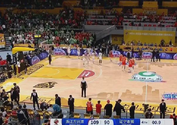 半决赛G1广厦爆杀辽宁1-0领先，孙铭徽崴脚张镇麟失常，卫冕冠军遭遇滑铁卢
