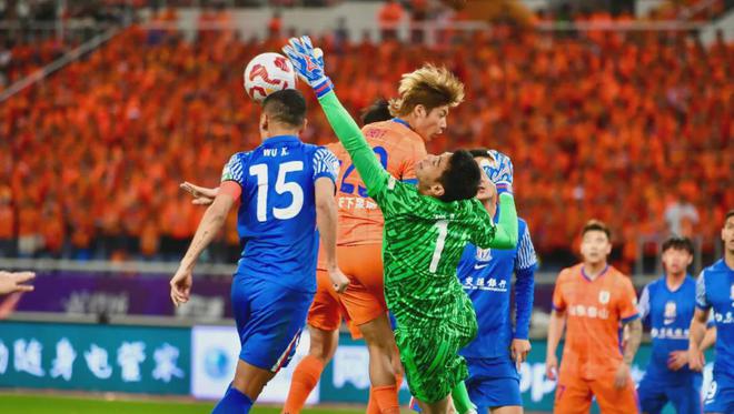 山东泰山0-1负上海申花遭遇三连败，中超伪强队问题暴露无遗