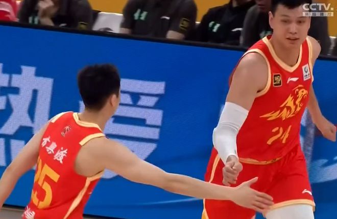 辽宁队19分惨败广厦半决赛首战，外线失准内线被爆，杨鸣罕见沉默