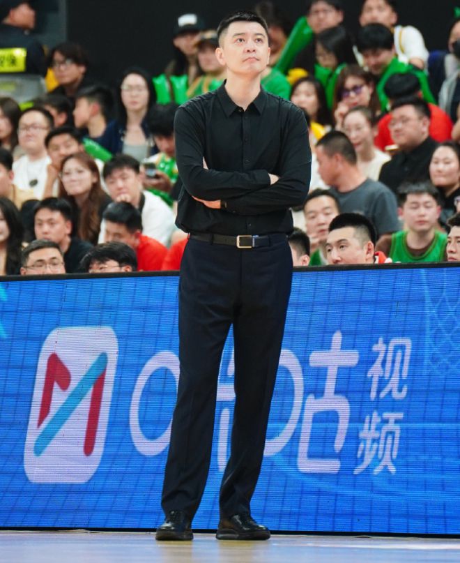 辽宁男篮季后赛首战失利，外籍裁判判罚引争议，赵继伟仅得2分5犯规