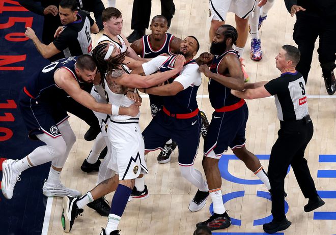 NBA季后赛最新战况：雷霆横扫灰熊晋级 库里里程碑勇士胜火箭