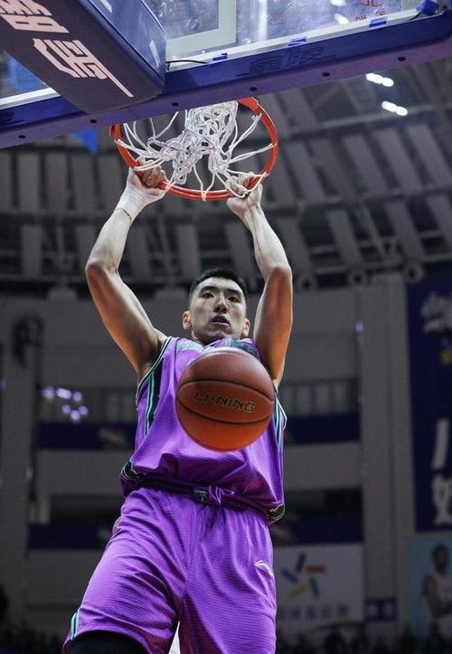 陶汉林16年坚守山东男篮引热议，老将沉默应对战术风波