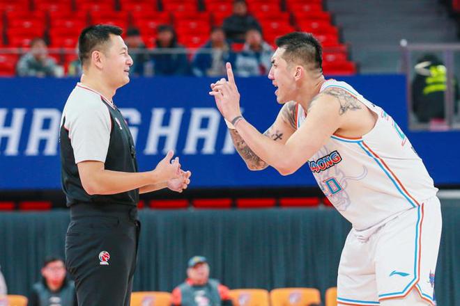 山东男篮老将陶汉林陷战术记忆风波，16年坚守背后的忠诚与争议