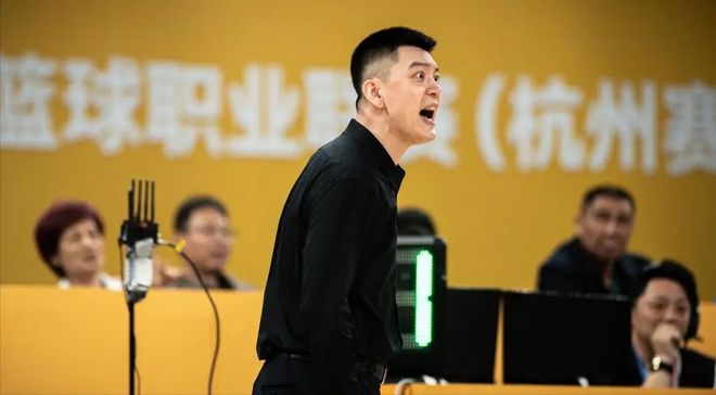 广厦爆冷击败辽宁，外籍裁判吹罚尺度引热议，杨鸣坦言需适应