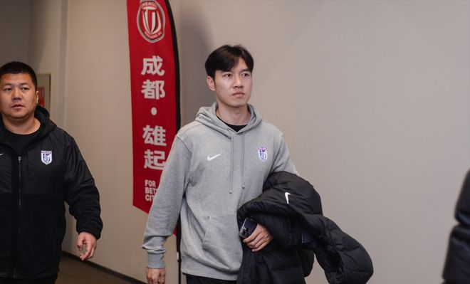 深圳新鹏城逃过三张红牌，主裁判戴弋戈执法引质疑