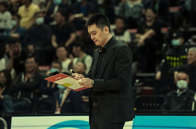 辽篮首战惨败后球迷忧被横扫，杨鸣吐露真言或留后手