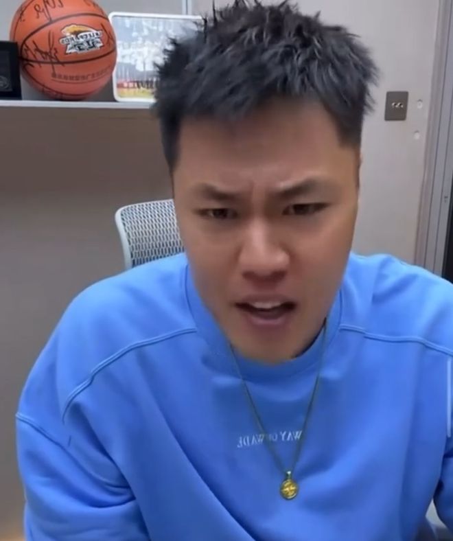 辽篮半决赛首战惨败，贺天举直播间痛批全队没精神