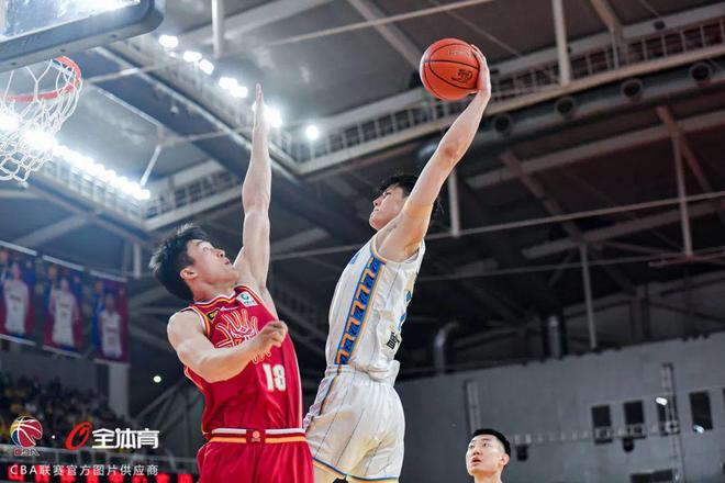 半决赛首回合北京北汽102-94山西汾酒，防守至上团队取胜