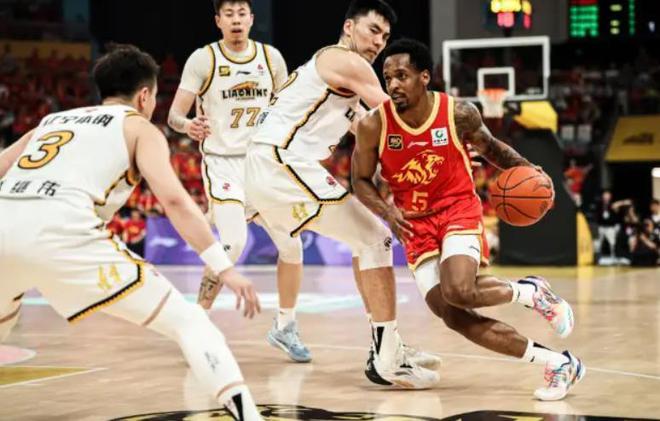 CBA 半决赛辽宁队 G1 惨败，杨鸣鼓励，苏群评问题及赵继伟防守关键