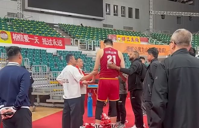 CBA 季后赛半决赛 G1：山西负北京，刘传兴拼尽全力赛后不适