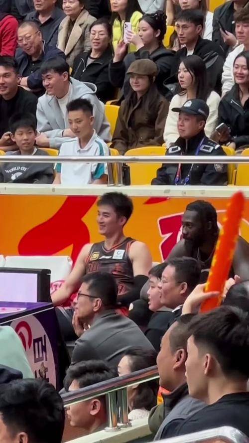 CBA赛场上山东高速男篮引援屡踩坑，球迷痛心钱打水漂